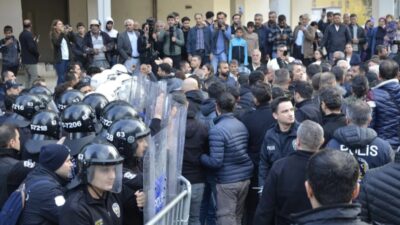 Şanlıurfa'nın Halfeti ilçe belediyesine görevlendirme yapılmasının ardından belediye binası yakınlarında