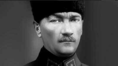 Mustafa Kemal Atatürk, Kurtuluş Savaşı'nı zafere taşıyan komutan, devrimleriyle modern