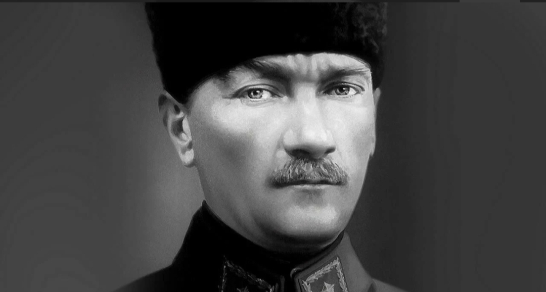 Mustafa Kemal Atatürk, Kurtuluş Savaşı'nı zafere taşıyan komutan, devrimleriyle modern