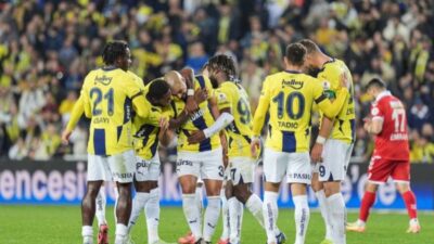 Fenerbahçe, Kadıköy'de ağırladığı Sivasspor'u 4-0 mağlup etti ve milli araya