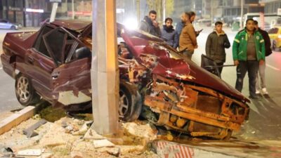 Aksaray'da 2 otomobilin çarpıştığı kazada kontrolden çıkan otomobil aydınlatma direğine