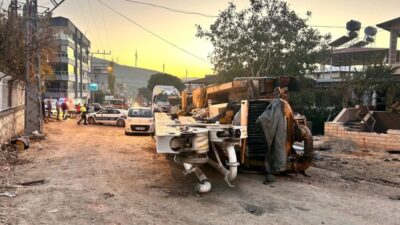 Hatay’da freni patlayan beton mikseri pompasının bulunduğu kamyon, kepçeyi ve
