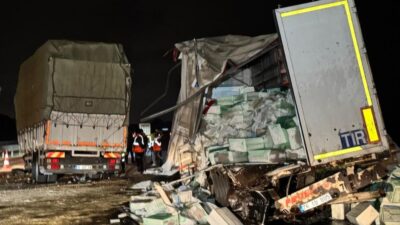 Kocaeli'nin Gebze ilçesinde, Kuzey Marmara Otoyolu'nda TIR ile çarpışan kamyonun