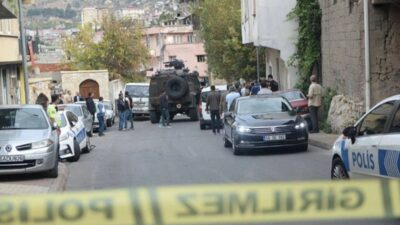 İzmir'in Seferihisar ilçesinde, gözaltı işlemi sırasında polislere silahlı saldırı gerçekleştirildi.