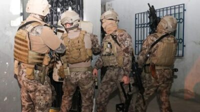 İzmir'de, terör örgütü FETÖ'ye yönelik operasyonda 16 şüpheli gözaltına alındı.