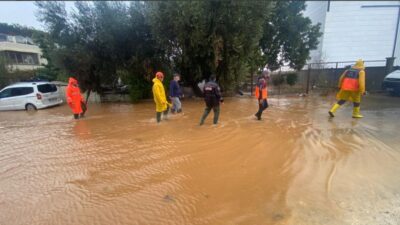 Antalya'nın Serik, Manavgat ve Alanya ilçelerinde etkili olan kuvvetli sağanak