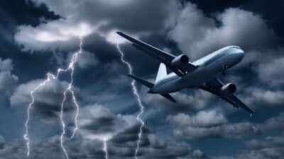 İstanbul’da etkili olan lodos, hava trafiğini olumsuz etkiledi. İstanbul Havalimanı’na