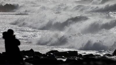 İngiltere'de kar, buz, şiddetli yağmur ve sert rüzgarlara neden olan