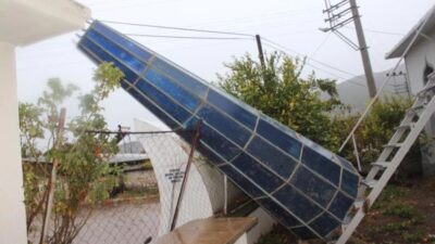 İzmir'in Ödemiş ilçesinde etkili olan şiddetli rüzgar bir cami minaresinin