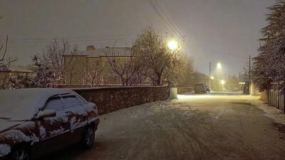 Afyonkarahisar ve ilçelerinde kar yağışı etkili oluyor.