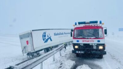 Şarkışla ilçesinde yoğun kar ve fırtına nedeniyle virajı alamayan tırın