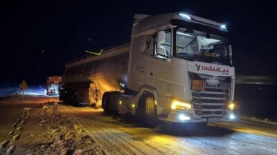 Türkgözü-Posof-Damal kara yolu, yoğun kar yağışı ve fırtına nedeniyle tır