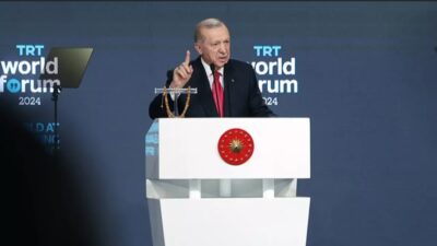 Cumhurbaşkanı Erdoğan'ın TRT World Forum'da konuşması esnasında bir provokatör Erdoğan'ın