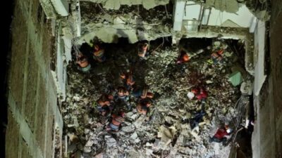 Güngören'de yıkım çalışmaları esnasında kısmen çöken binanın altında kalan işçinin