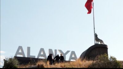 Antalya'nın Alanya ilçesinde kent girişindeki bayrak tutan bozkurt heykeli, CHP'li