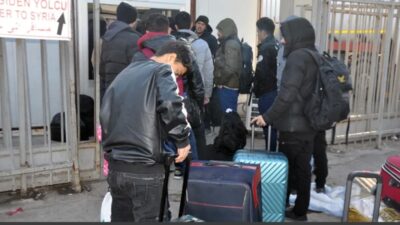 Suriyeli sığınmacılar ülkelerinde yaşanan tarihi gelişmeleri heyecanla izliyor. Muhalif grupların