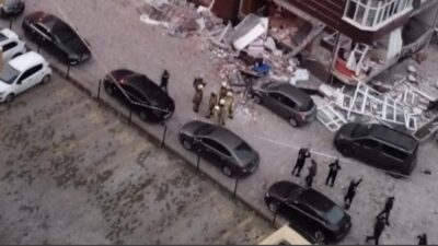 Beylikdüzü'nde, 14 katlı binanın giriş katındaki dairede patlama meydana geldi.