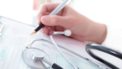 Adana'da kendisini doktor olarak tanıtıp hasta muayene ettiği gerekçesiyle gözaltına