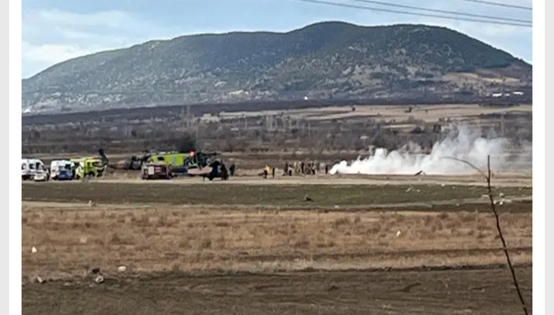 Isparta'nın Keçiborlu ilçe merkezinde bir akaryakıt istasyonunun yanına askeri helikopter