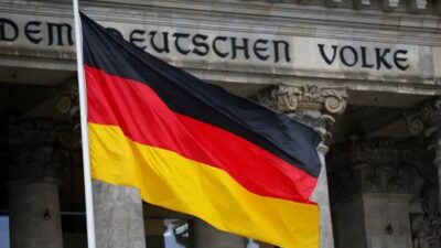 Almanya, Suriyelilerin iltica başvurularını dondurdu. Konuya ilişkin siyasi tartışmalar devam