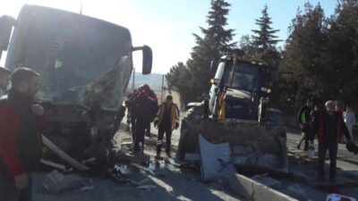 Nevşehir’in Ürgüp ilçesine bağlı Ortahisar beldesinde, Endonezyalı turistleri taşıyan otobüs