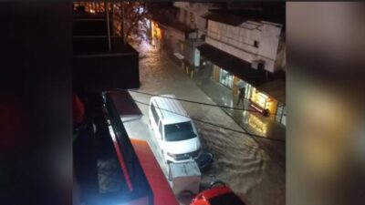 İzmir'in Dikili ilçesinde sağanak hayatı olumsuz etkiledi. Şiddetli yağış nedeniyle