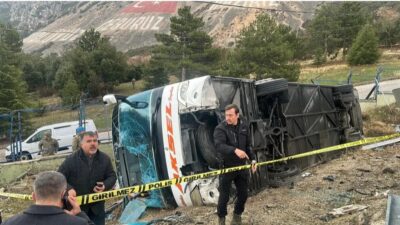 Isparta'da yolcu otobüsünün şarampole devrildiği kazada 1 kişi öldü, 18