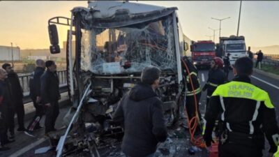 Manisa'nın Turgutlu ilçesinde işçi servisinin tıra arkadan çarpması sonucu 22