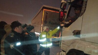 Ardahan'da kar ve tipi nedeniyle ulaşıma kapanan Türkgözü-Posof-Damal kara yolunun