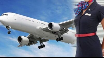 İngiltere'deki havalimanında bir hostes, uçak kapısını açınca düşerek ağır yaralandı.