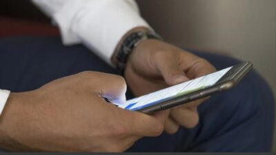 Yaşlı adamı ağına düşürmeye çalışan dolandırıcılar, vatandaşı kandırarak kimlik bilgilerinin