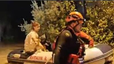 Antalya'nın Manavgat, Alanya ve Serik ilçelerinde şiddetli yağış hayatı olumsuz