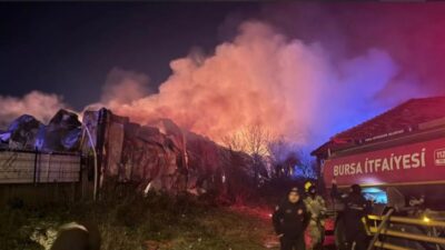 Bursa'nın Yıldırım ilçesinde bulunan gıda deposunda çıkan yangın kontrol altına