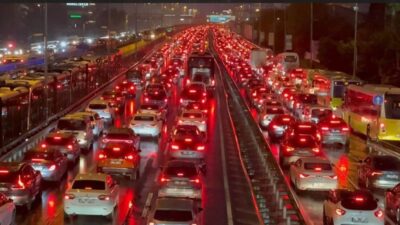 İstanbul, akşam saatlerinde etkili olan yağmurun ardından adeta kilitlendi. Yağışın