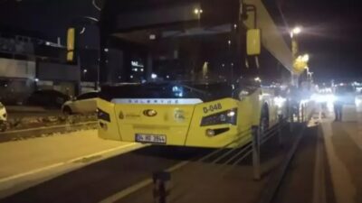 Maltepe'de durağa yanaşan İETT otobüsüne çarpan otomobildeki bir kişi hayatını