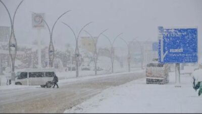 Hakkari’de etkili olan yoğun kar yağışı, yaşamı olumsuz etkilerken taşımalı