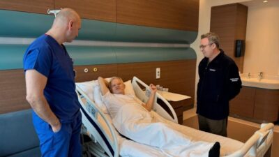 Kütahya'da yaşayan 62 yaşındaki Rıza Gönen, sol elindeki titreme nedeniyle