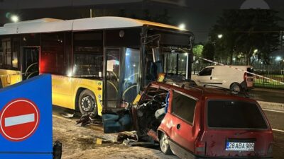 Eyüpsultan'da İETT otobüsü ile Tofaş otomobilin kafa kafaya çarpıştığı kazada