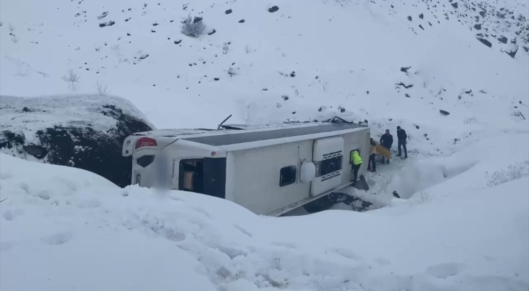 Erzincan-Sivas kara yolunun Sakaltutan mevkisinde yolcu otobüsü şarampole devrildi. Kazanın