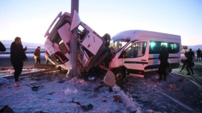 Kars-Selim kara yolunun Kağızman Kavşağı’nda iki minibüsün çarpışması sonucu 1’i