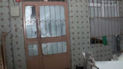 İstanbul Bağcılar'da binanın giriş katına giren şüpheliler 2 kardeşe taşla