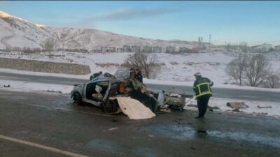 Bitlis'te tır ile otomobil çarpıştı. Otomobilin parçalandığı feci kazada bir