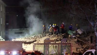 Konya'nın merkez Selçuklu ilçesinde 3 katlı bina çöktü. Enkaz