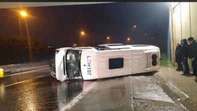 Ümraniye'de servis minibüsü devrildi. Kaza sonucu 7 kişi hafif yaralandı.