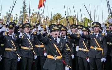 Kara Harp Okulu mezuniyet töreninde korsan yemin töreni düzenleyen 'kılıçlı