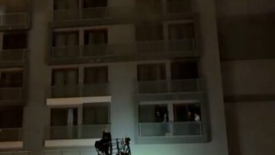 Denizli'nin Pamukkale ilçesindeki 7 katlı bir apartmanda yangın çıktı. İtfaiye