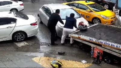 Pendik'te bir motokurye, trafikte tartıştığı sürücüye ait otomobilin aynasını kırdı.