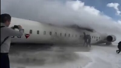 Kanada’da iniş yapan, içerisinde 80 kişinin olduğu bir yolcu uçağının
