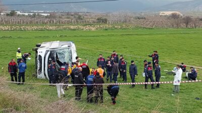 Denizli'de sporcu kafilesini taşıyan midibüs yoldan çıkarak tarlaya devrildi. Kazada
