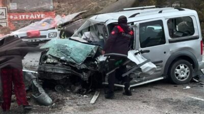 Denizli'nin Çameli ilçesinde otomobil ile hafif ticari aracın çarpışması sonucu